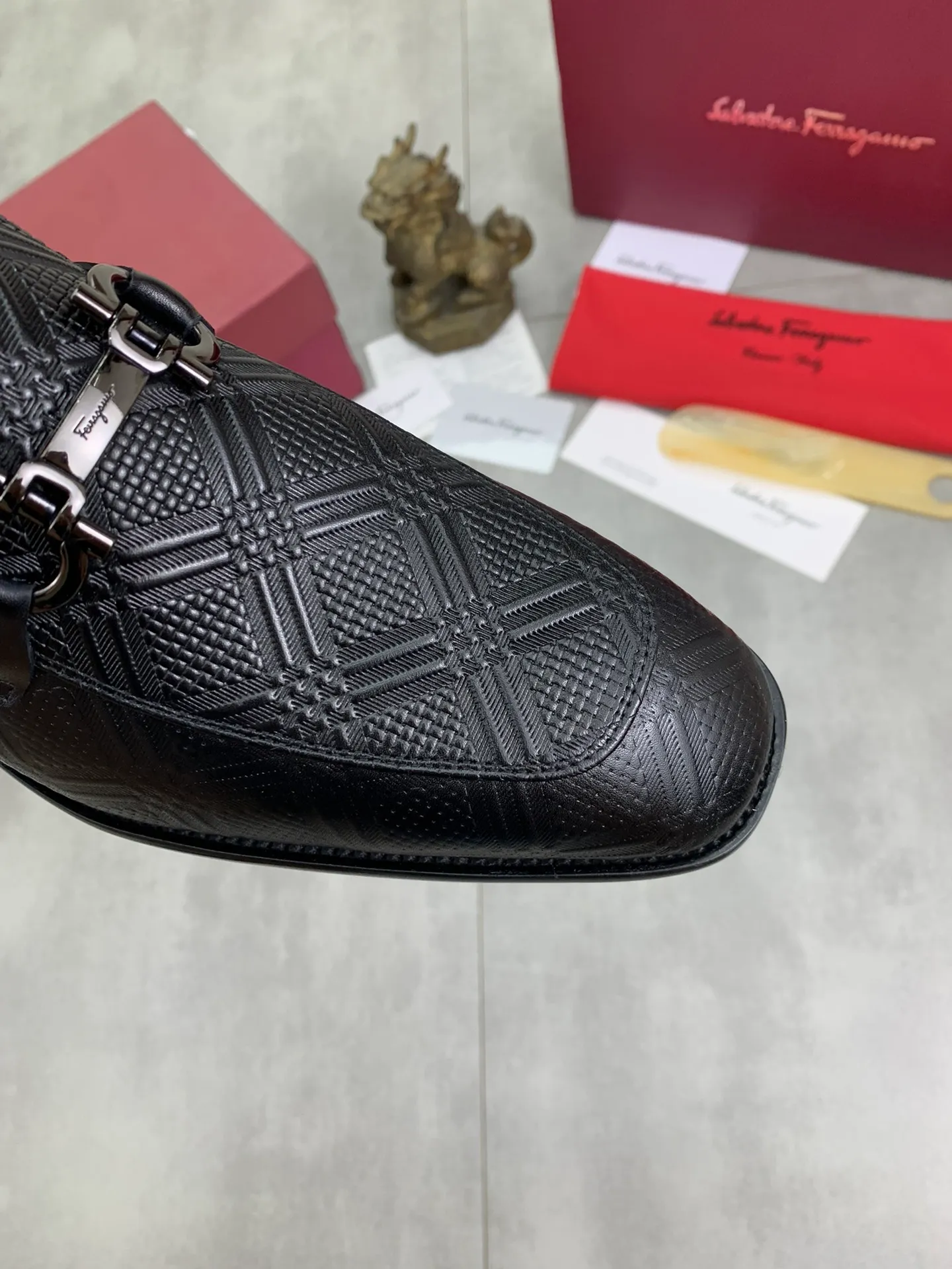 Men's Men's Shoes 💰P460💰[New Style] Water-dyed Niuli 🆘[Salvatore Ferragamo] Ferragamo's latest casual business leather shoes for men! Available at counters simultaneously! The fabric is made of specially imported original open-edge beaded calfskin, and the interior is made of imported water-dyed cowhide. It is absolutely luxurious and leads the fashion trend. Matching code: 38-45 (46 and 47 can be customized); black color optional